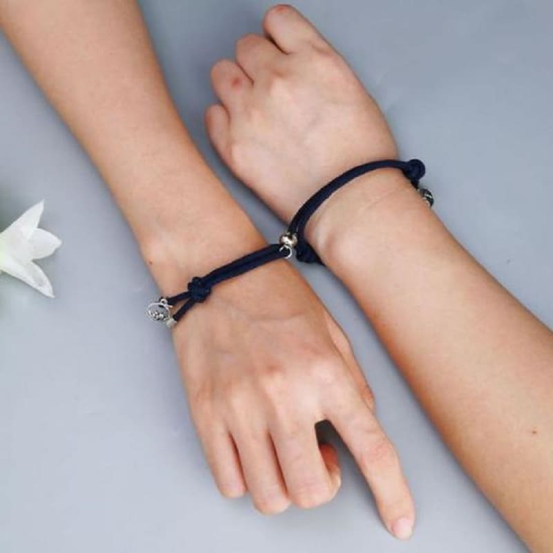 Bracelets Couple Aimantés portés aux poignets Insta-Couple®