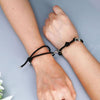 Bracelets Couple Magnetiques portés aux poignets Insta-Couple®